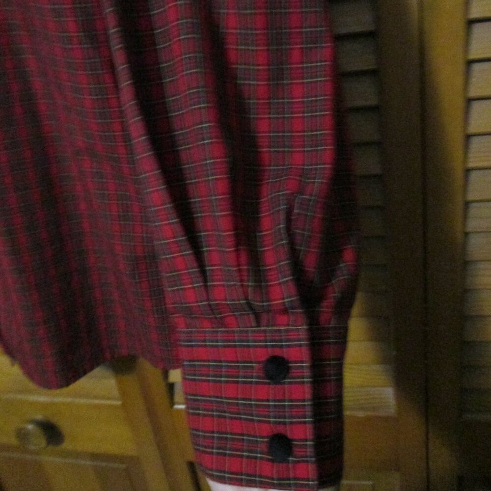 Karen Scott top Christmas plaid with dogs, velvet collar & buttons size 2x - Picture 9 of 12